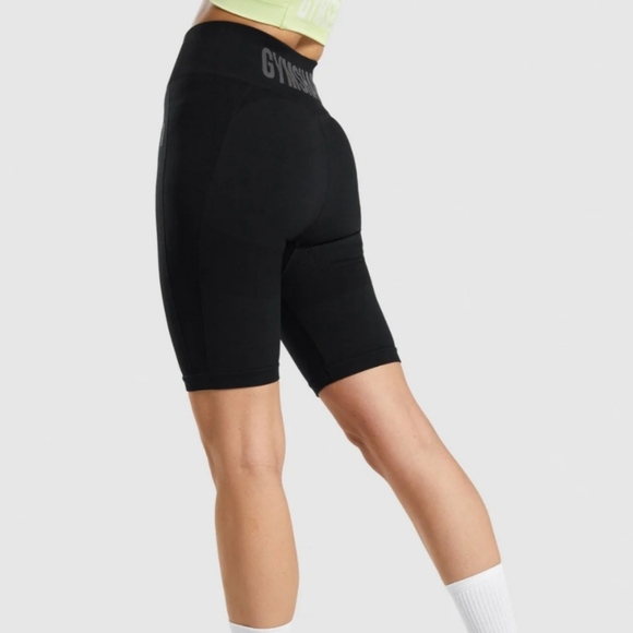 Gymshark Flex Cycling Shorts in Black/Charcoal - Picture 4 of 11